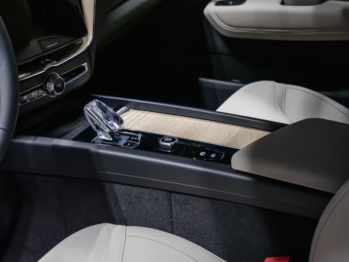 2027 Volvo XC60 Plus (Dark Theme)-6