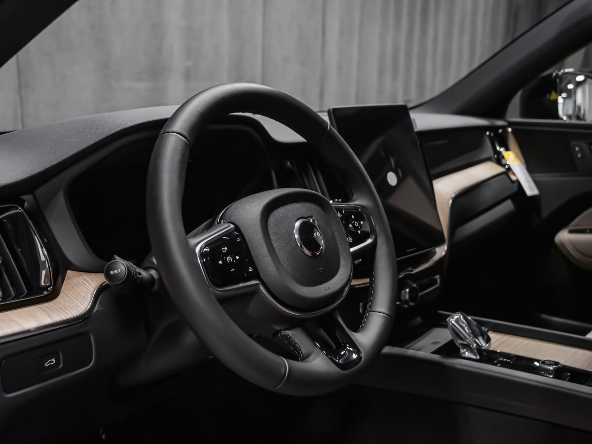 Volvo XC60 Core (Dark Theme) 2027-7