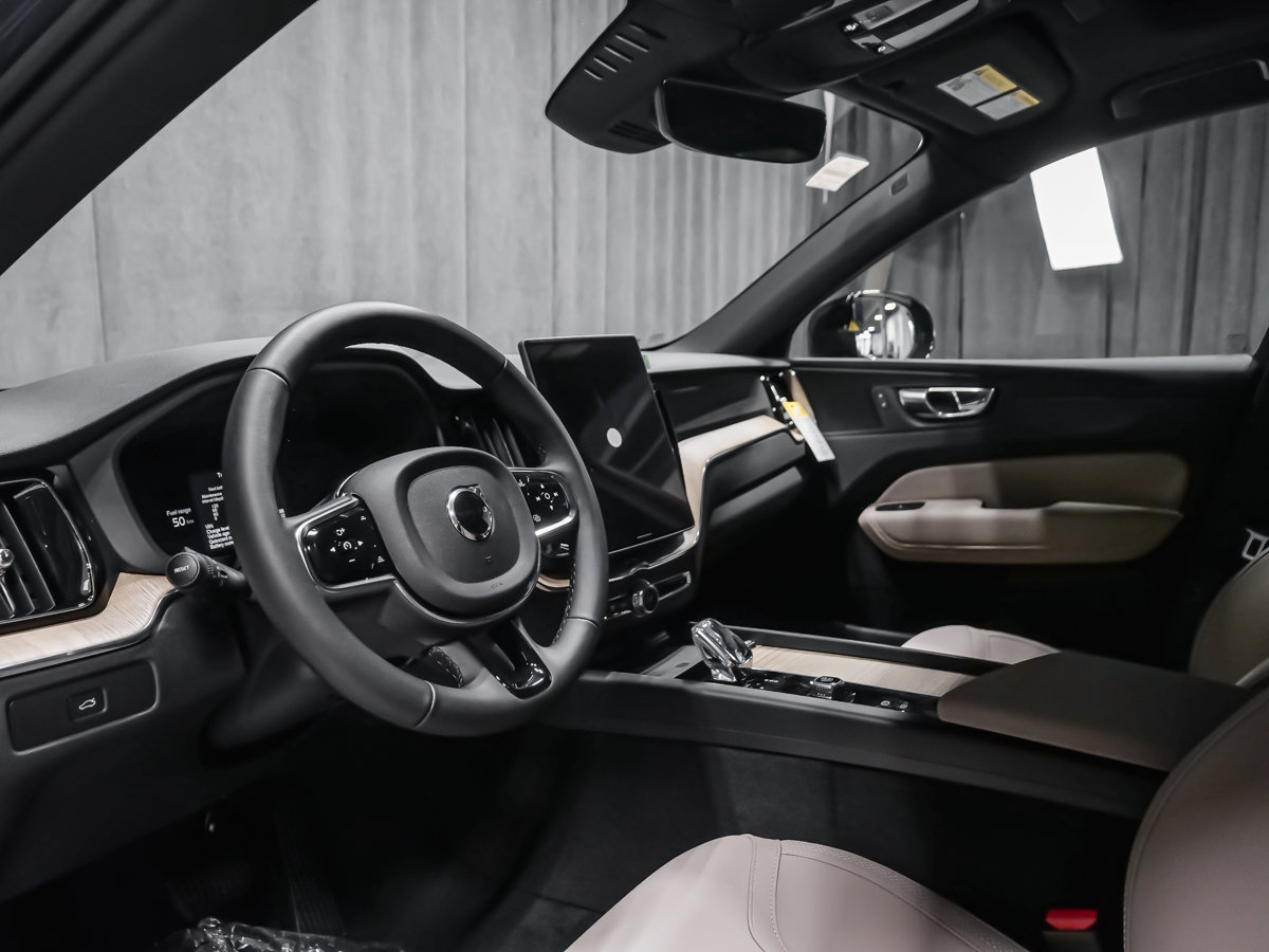 Volvo XC60 Core (Dark Theme) 2027-5