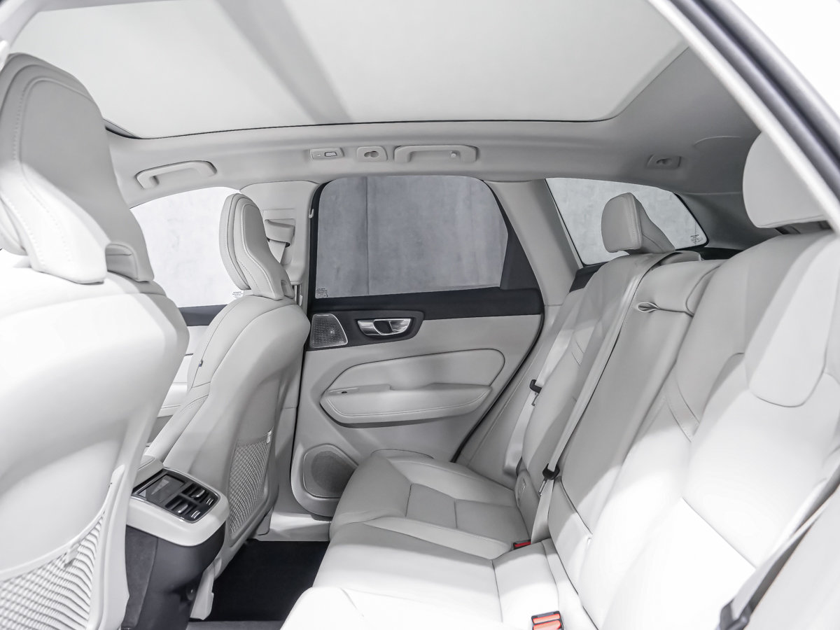 2027 Volvo XC60 Ultra (Dark Theme)-12