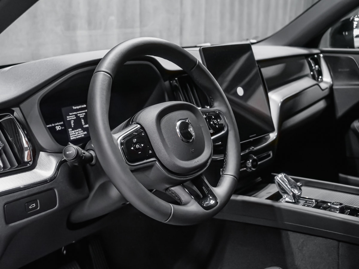 2027 Volvo XC60 Plus Black Edition-7