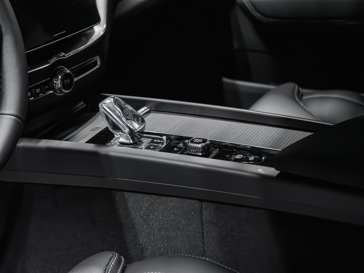 2027 Volvo XC60 Plus Black Edition-6
