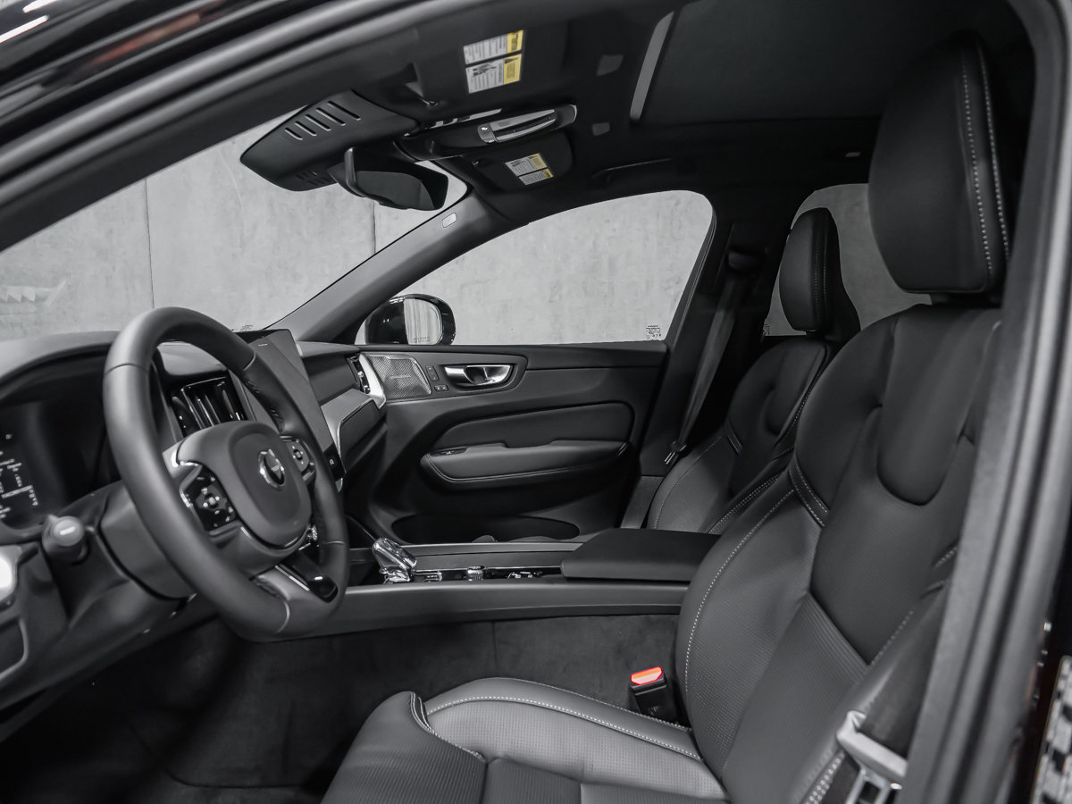 2027 Volvo XC60 Plus Black Edition-11