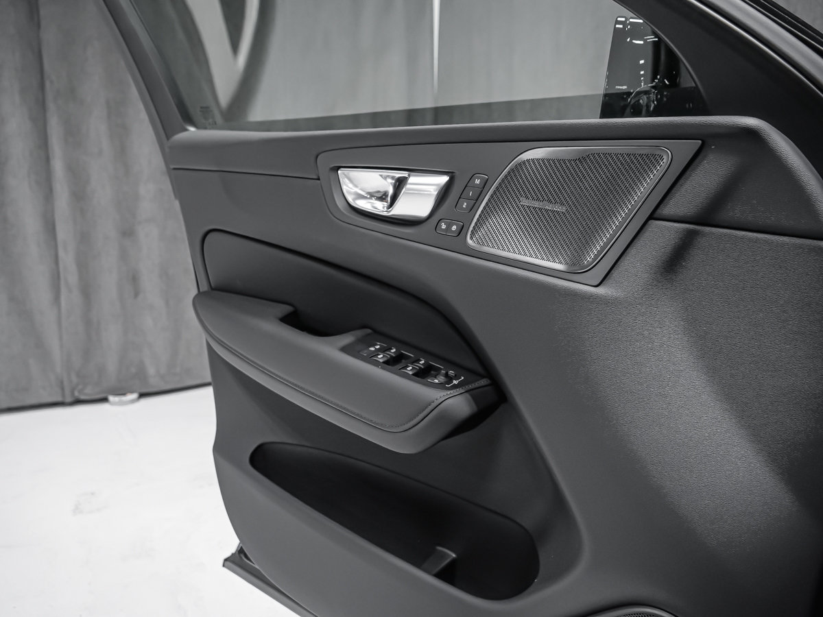 2027 Volvo XC60 Plus Black Edition-8