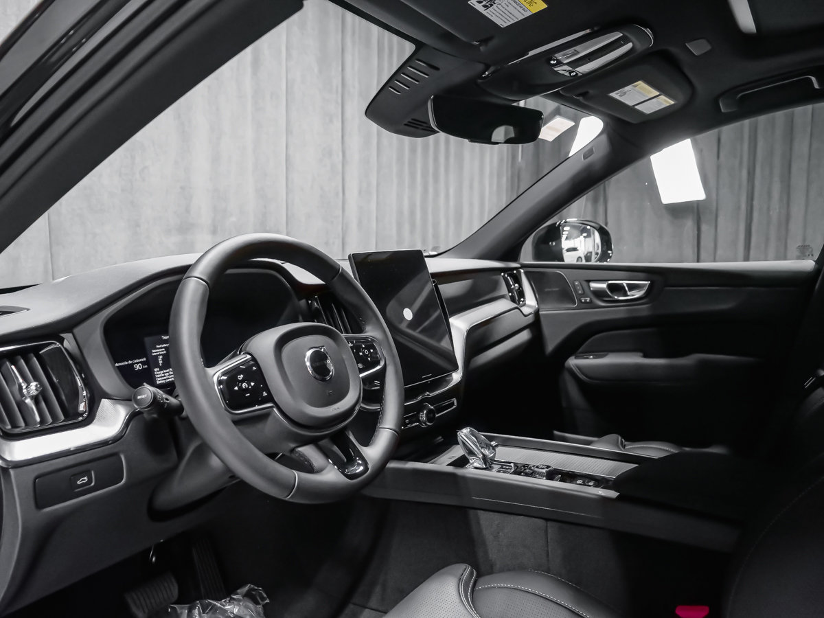 2027 Volvo XC60 Plus Black Edition-5