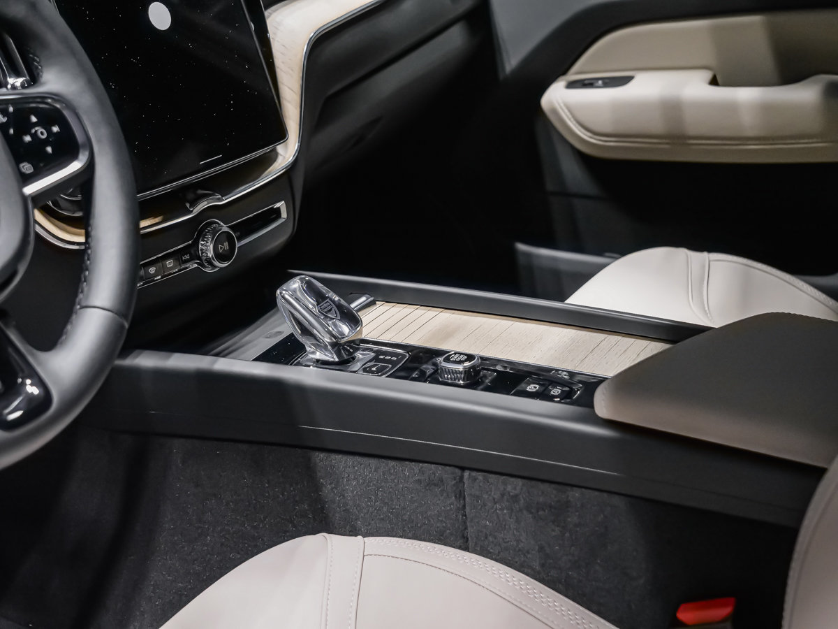Volvo XC60 Core (Dark Theme) 2027-6
