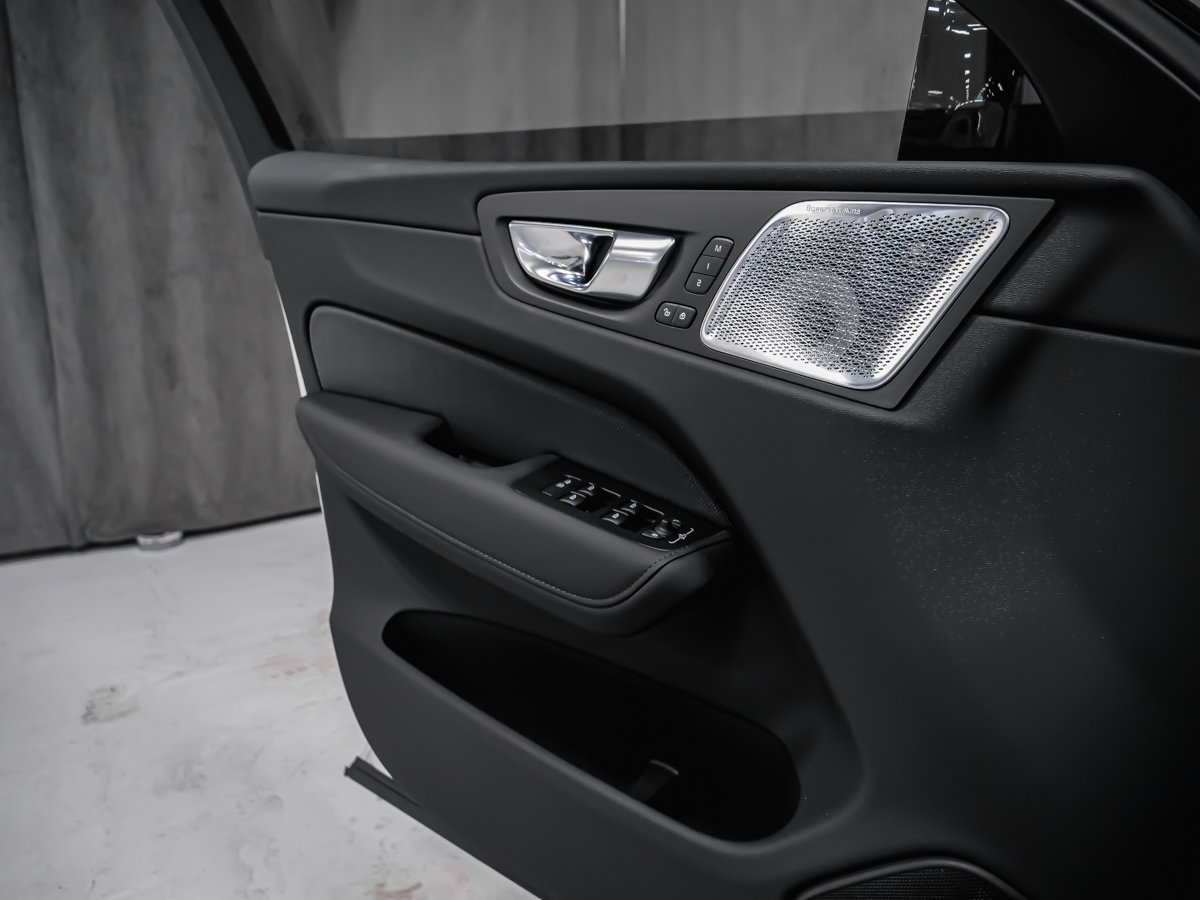 2027 Volvo XC60 Ultra Black Edition-8