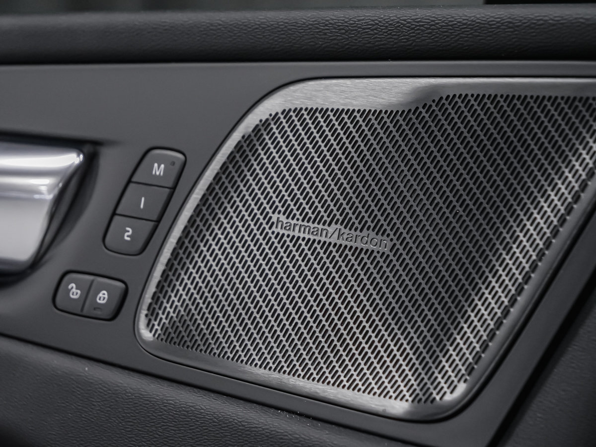 Volvo XC60 Plus (Dark Theme) 2027-9