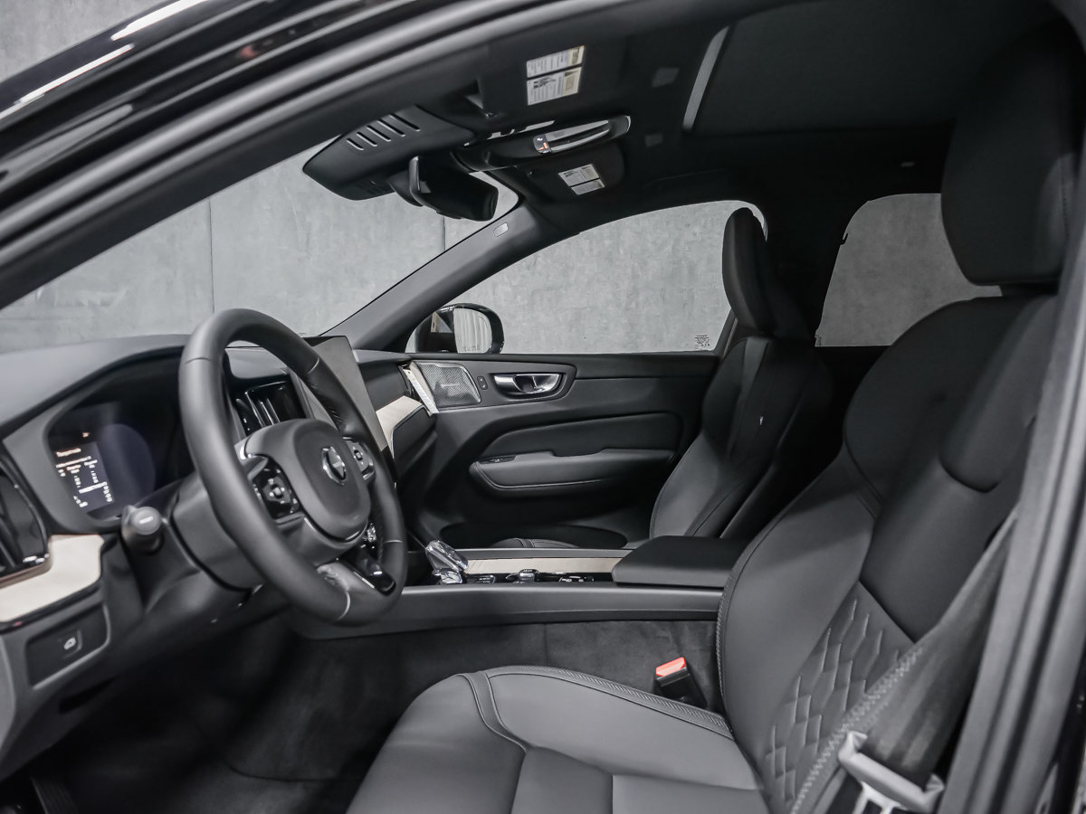 Volvo XC60 Plus (Dark Theme) 2027-10