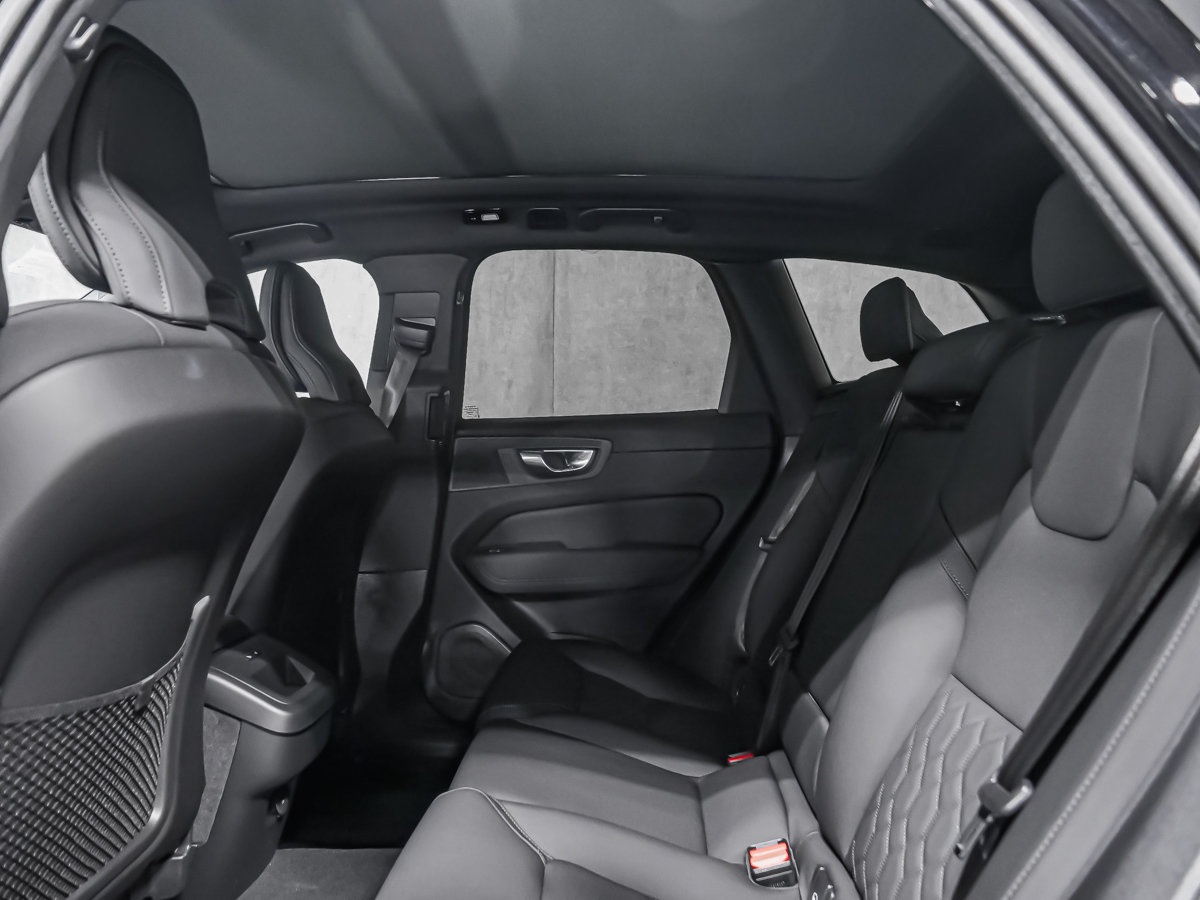 Volvo XC60 Plus (Dark Theme) 2027-11