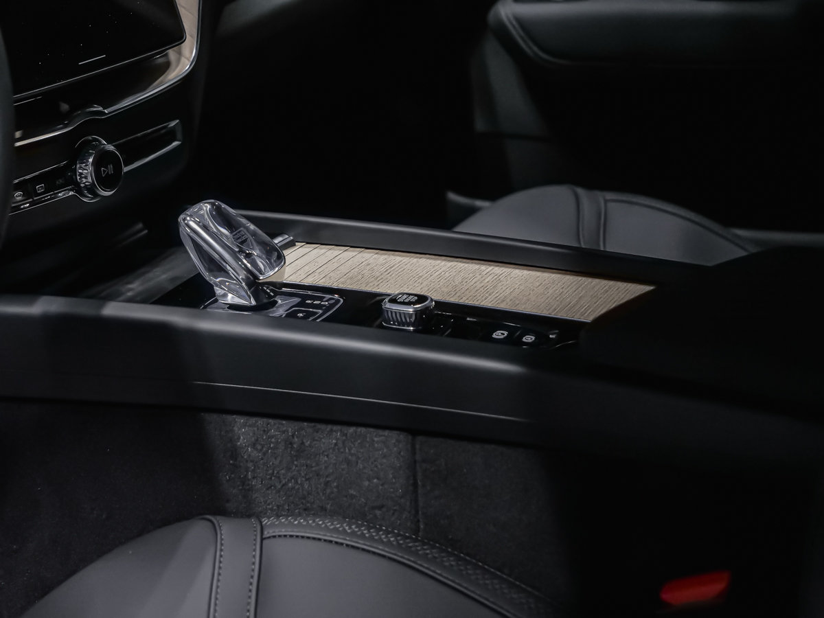 Volvo XC60 Plus (Dark Theme) 2027-6