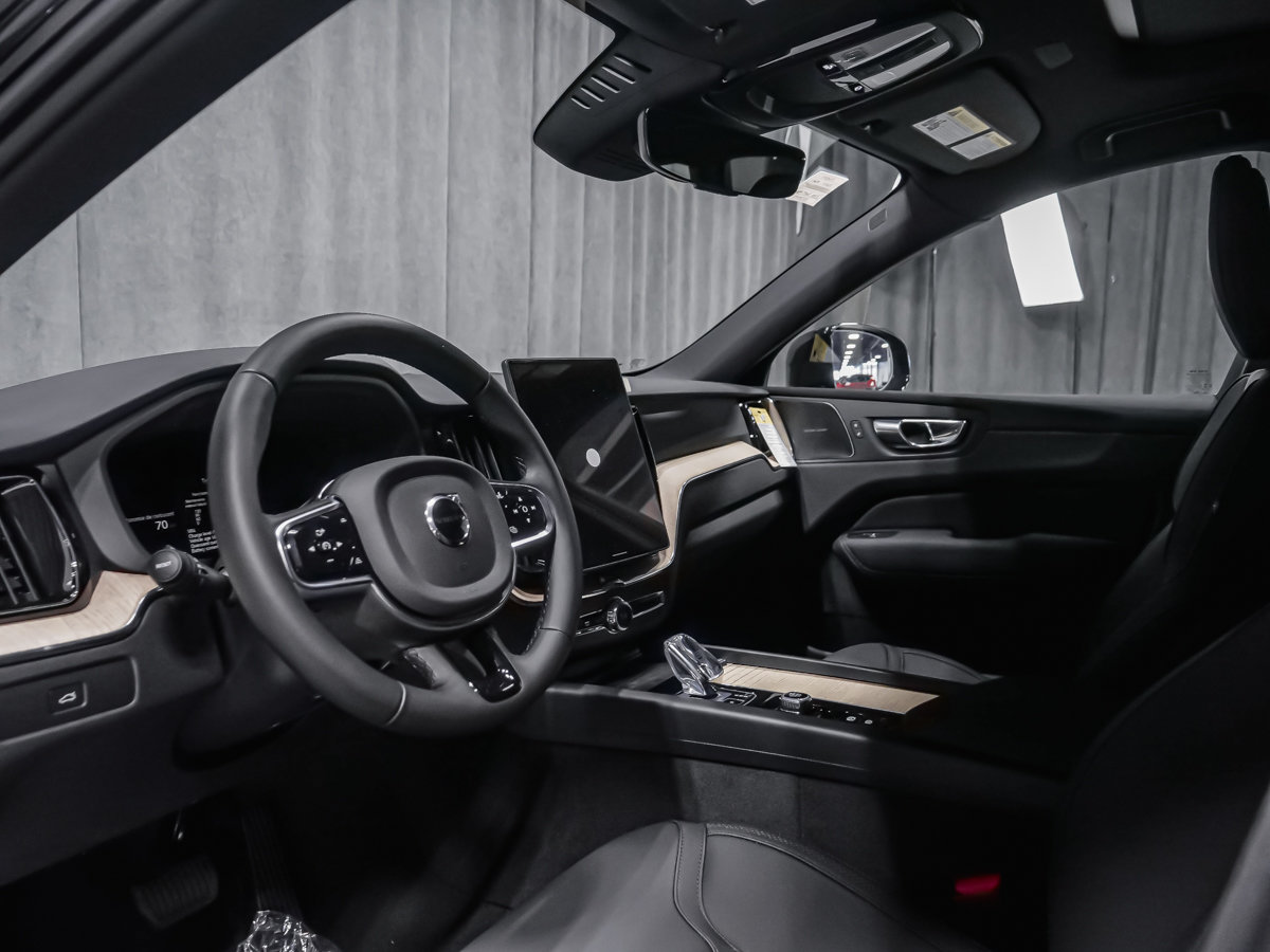 Volvo XC60 Plus (Dark Theme) 2027-5