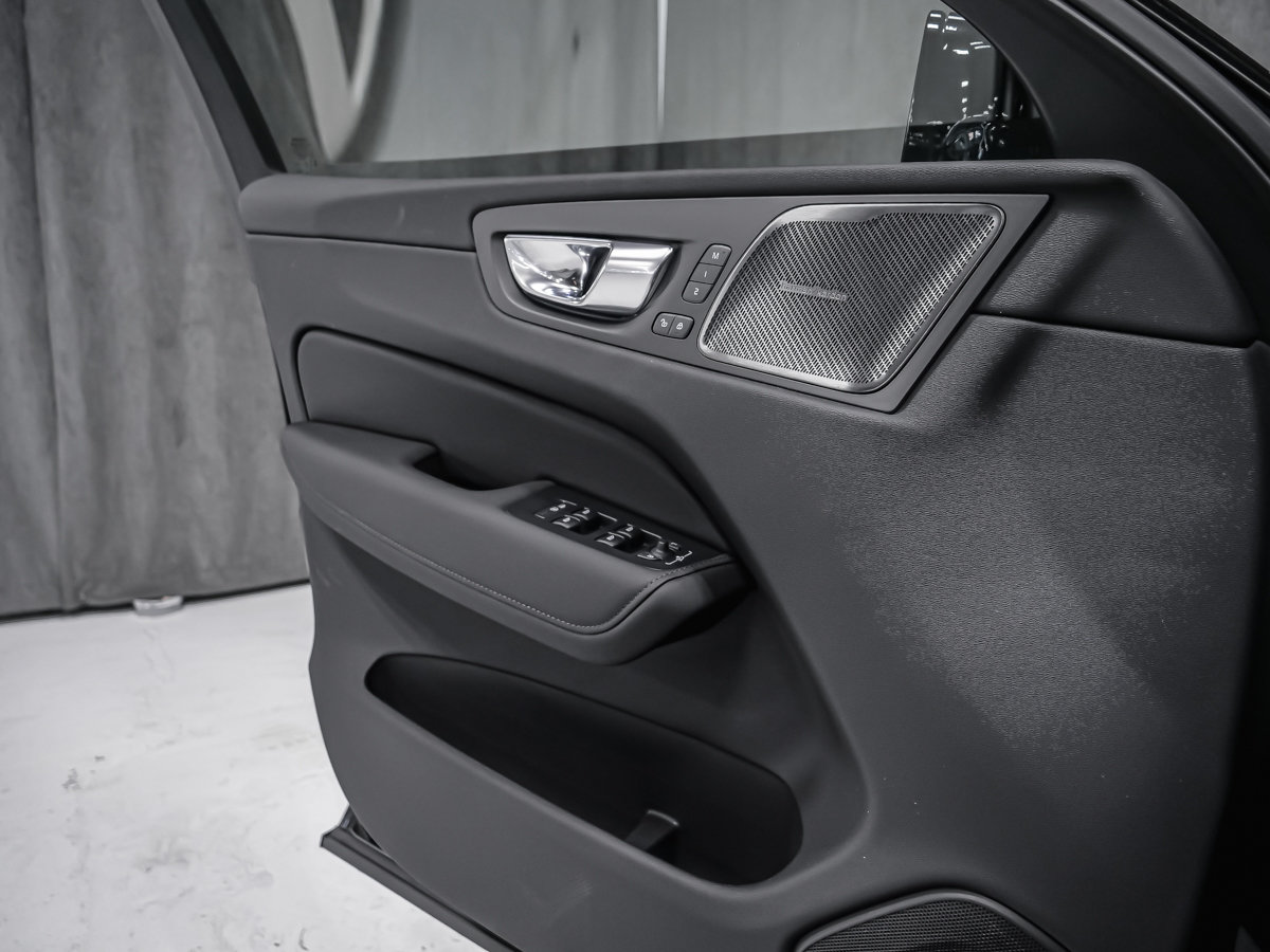 Volvo XC60 Plus (Dark Theme) 2027-8