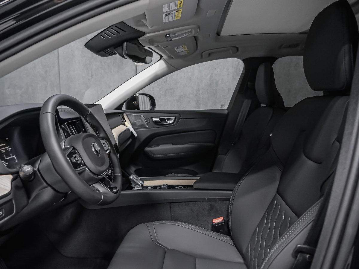 2027 Volvo XC60 Plus (Dark Theme)-12