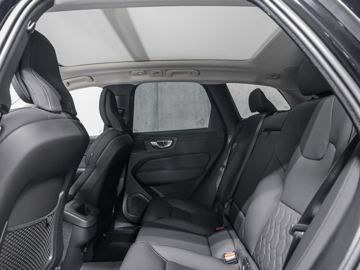 2027 Volvo XC60 Plus (Dark Theme)-13