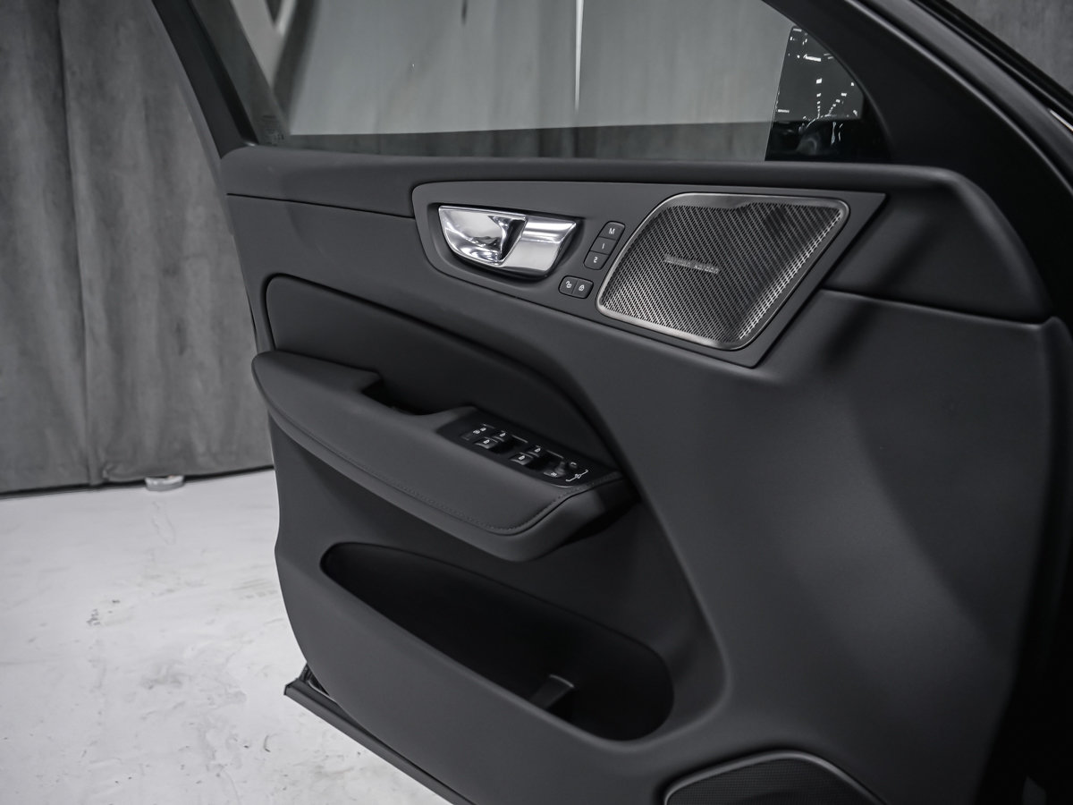 2027 Volvo XC60 Plus (Dark Theme)-8