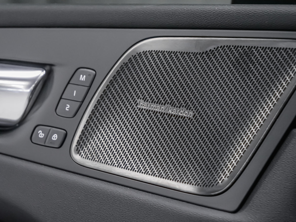 2027 Volvo XC60 Plus (Dark Theme)-9