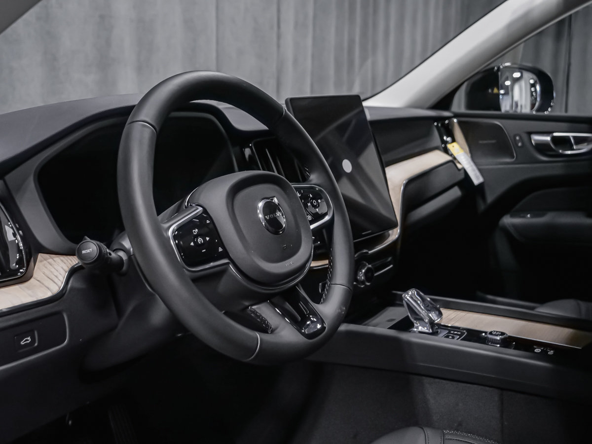 2027 Volvo XC60 Plus (Dark Theme)-7
