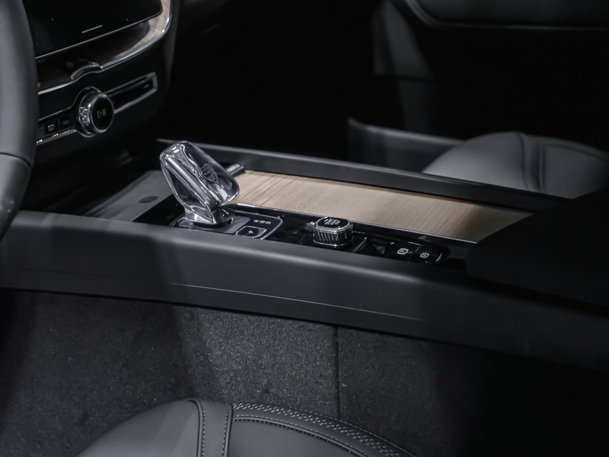 2027 Volvo XC60 Plus (Dark Theme)-6