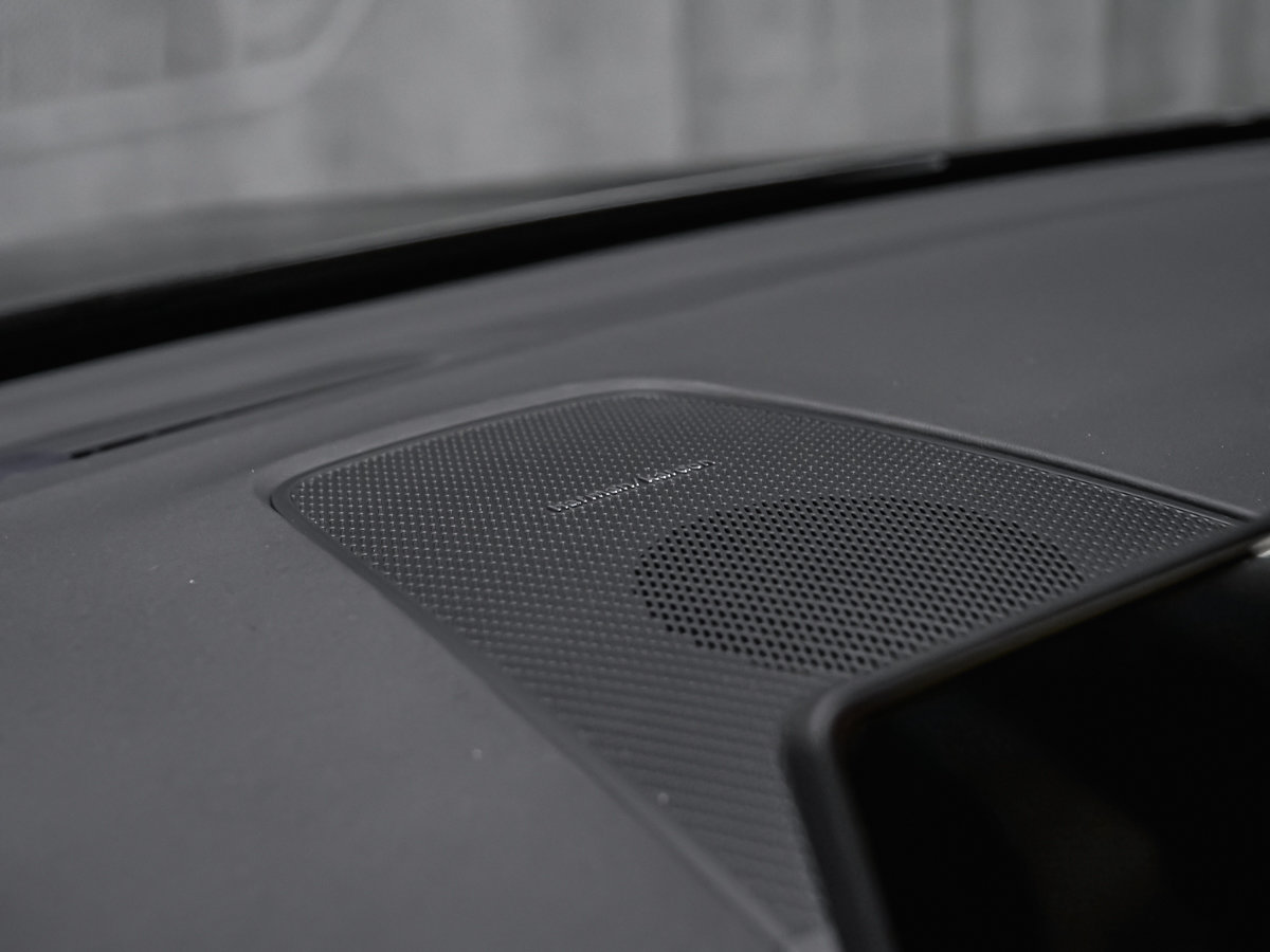2027 Volvo XC60 Plus (Dark Theme)-11