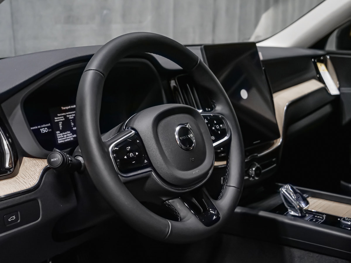 Volvo XC60 Core (Dark Theme) 2027-7
