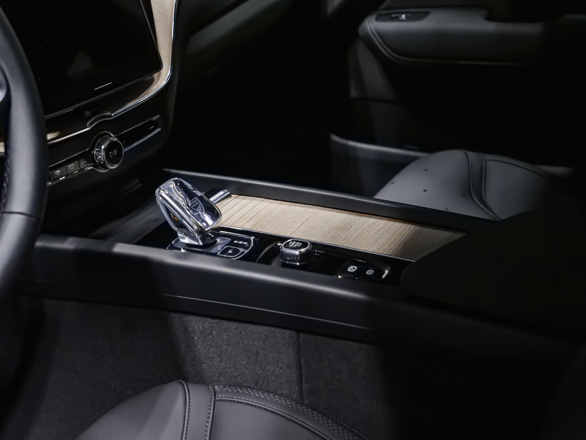 Volvo XC60 Core (Dark Theme) 2027-6