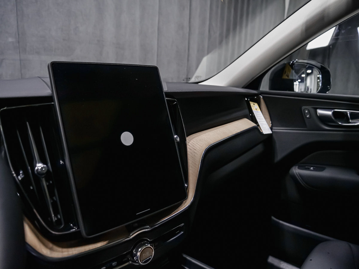 Volvo XC60 Core (Dark Theme) 2027-9