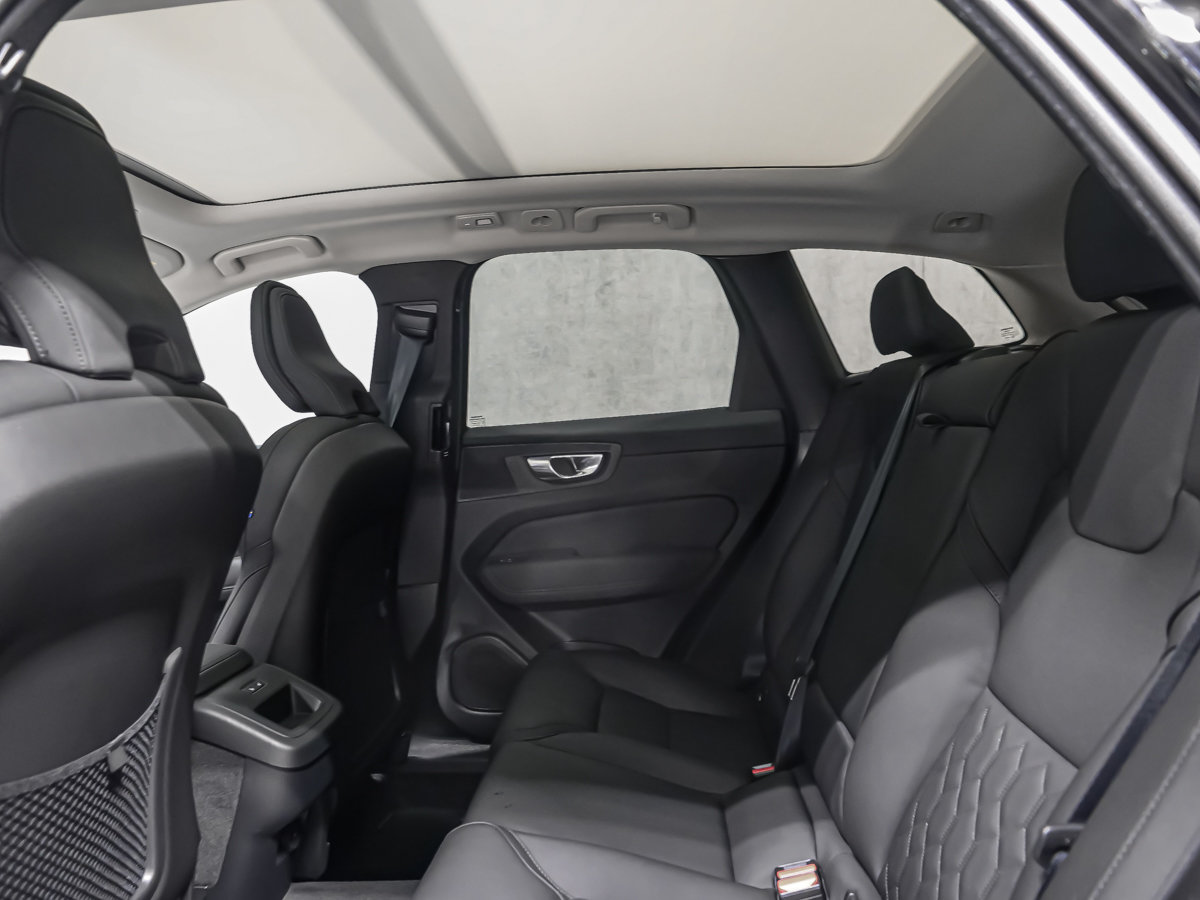 Volvo XC60 Core (Dark Theme) 2027-11