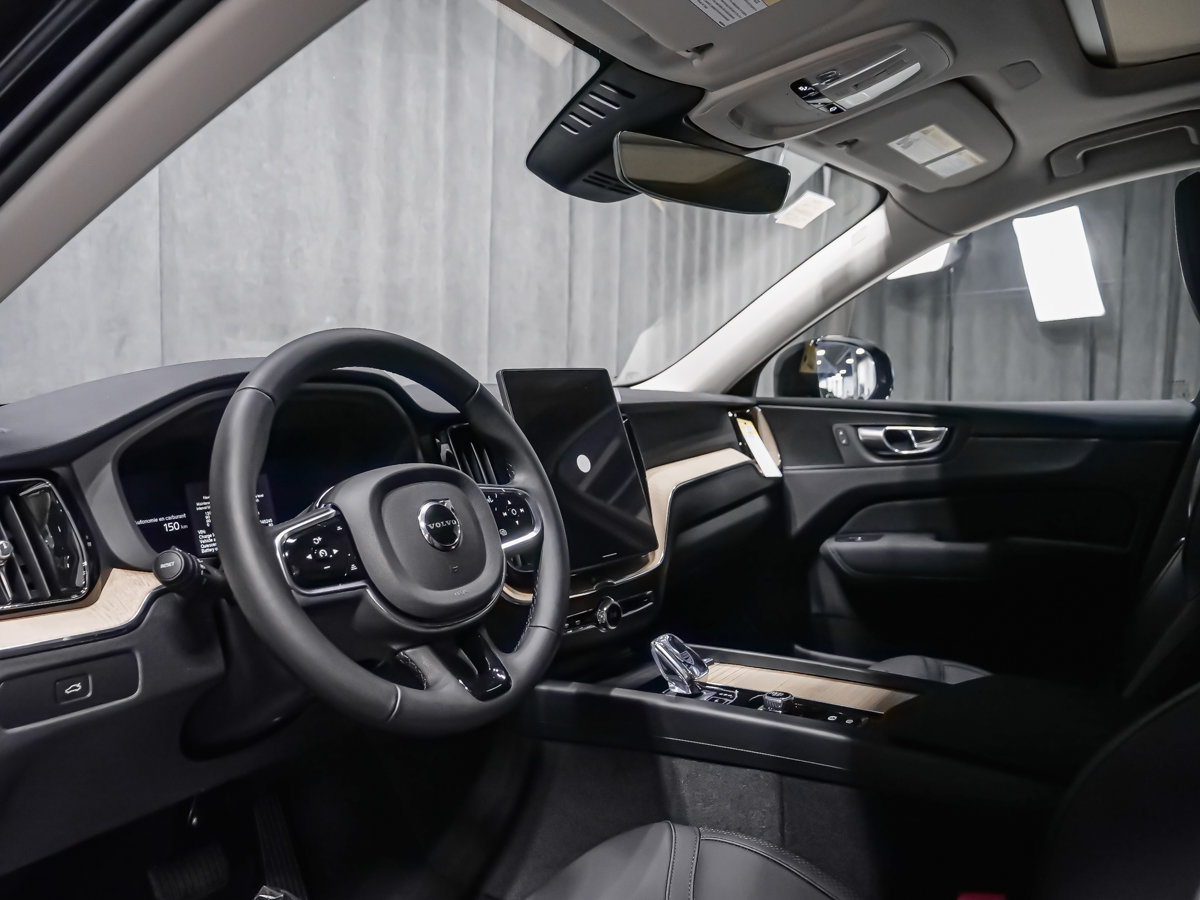 Volvo XC60 Core (Dark Theme) 2027-5