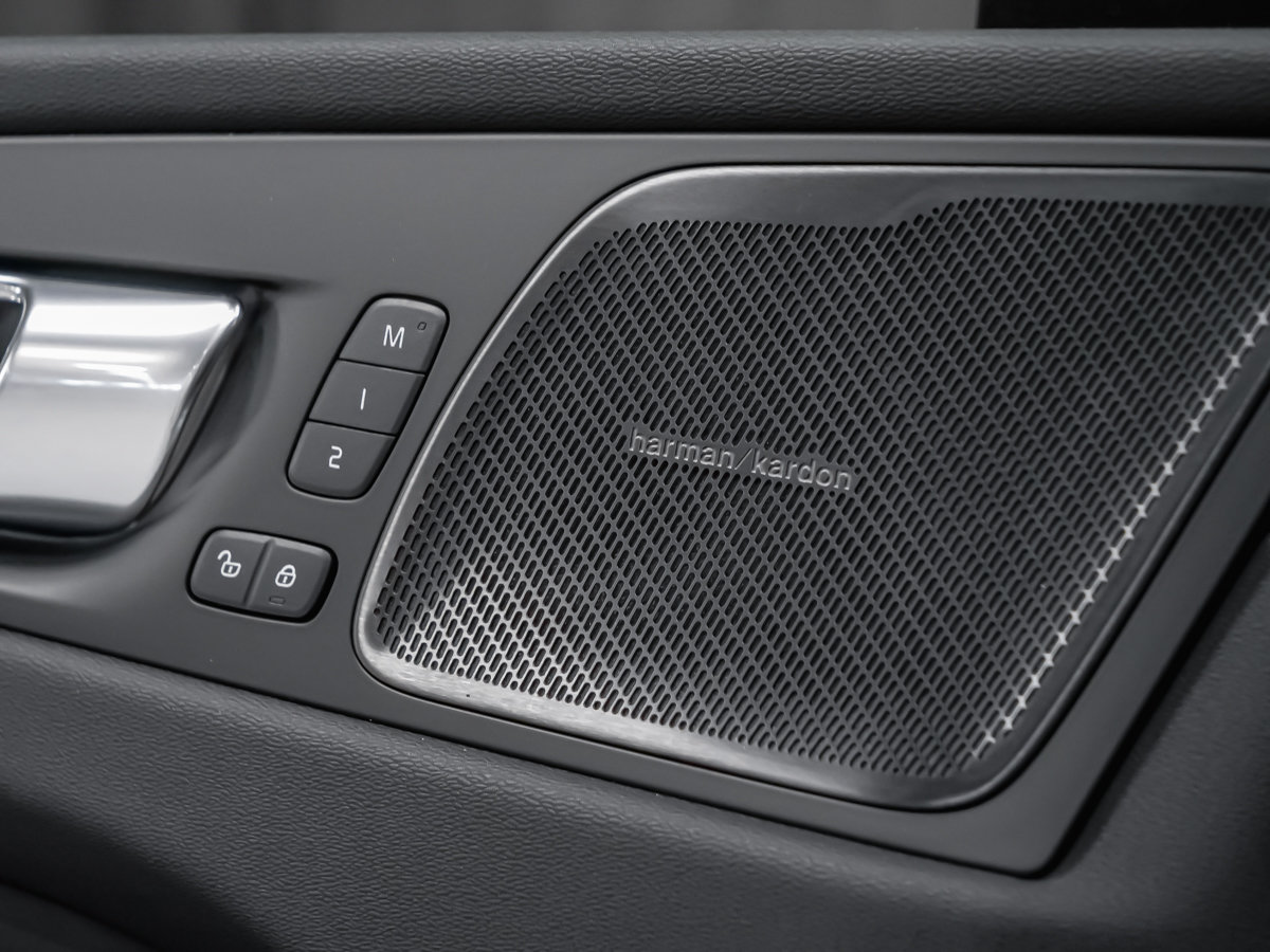 Volvo XC60 Plus (Dark Theme) 2027-9