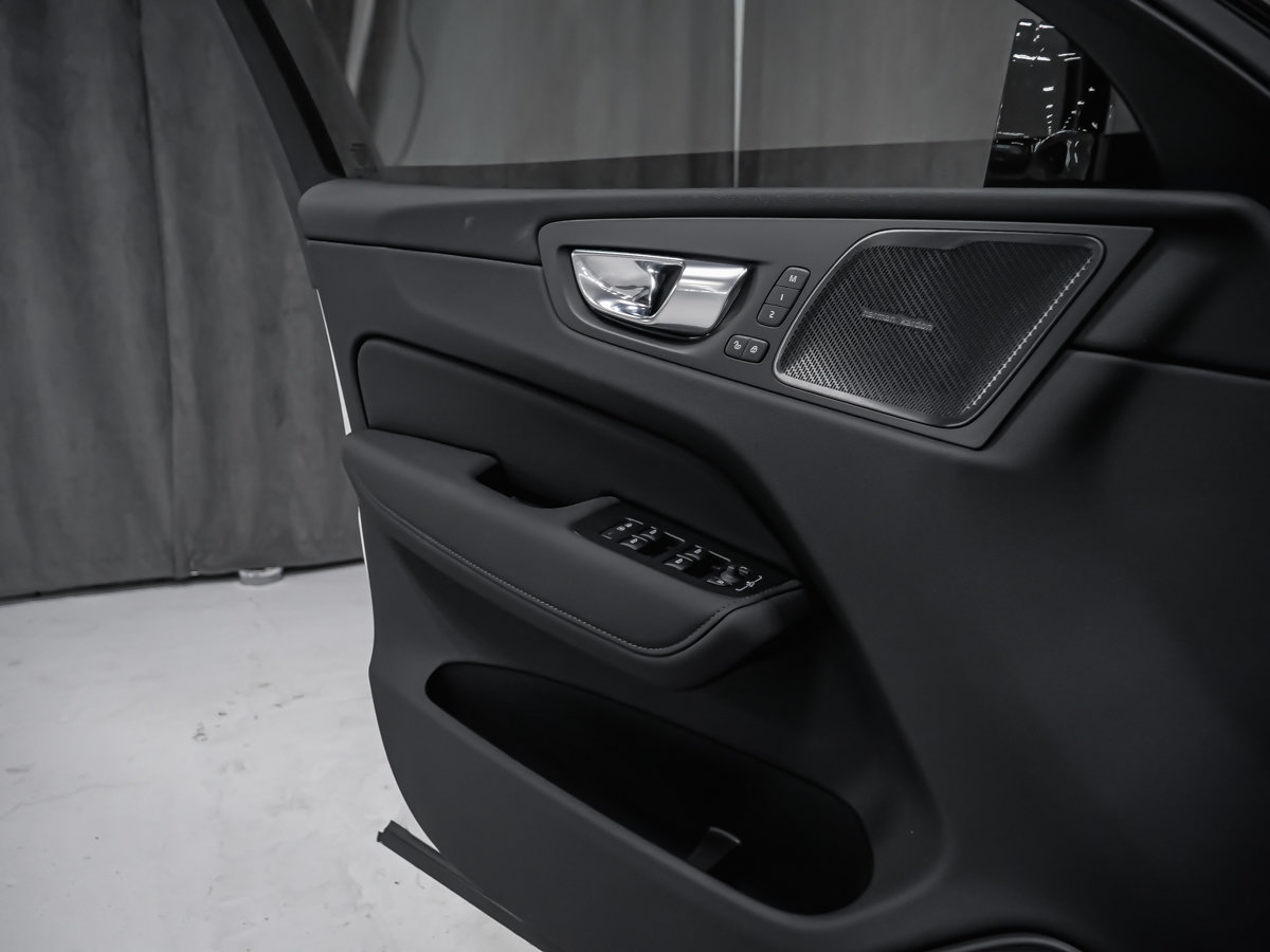 Volvo XC60 Plus (Dark Theme) 2027-8