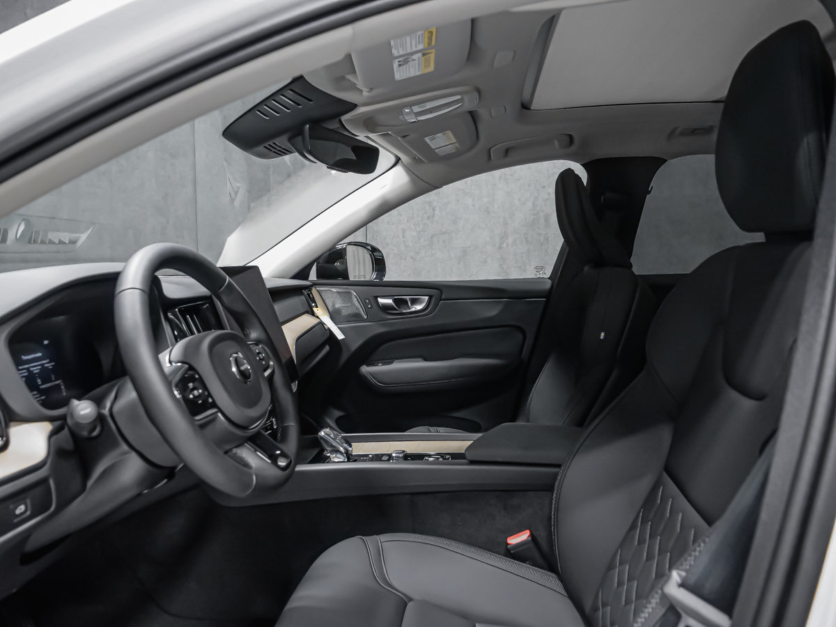Volvo XC60 Plus (Dark Theme) 2027-11