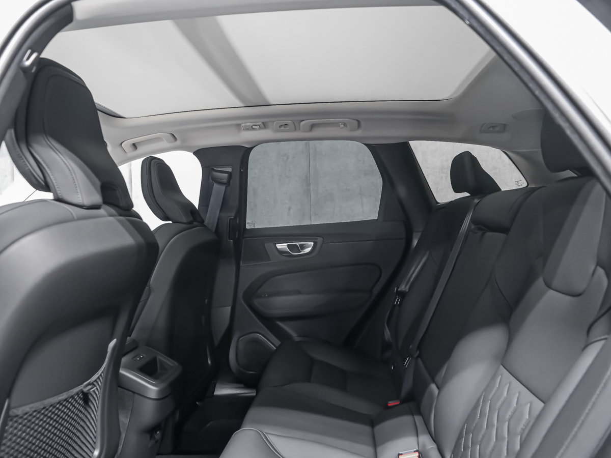 Volvo XC60 Plus (Dark Theme) 2027-12