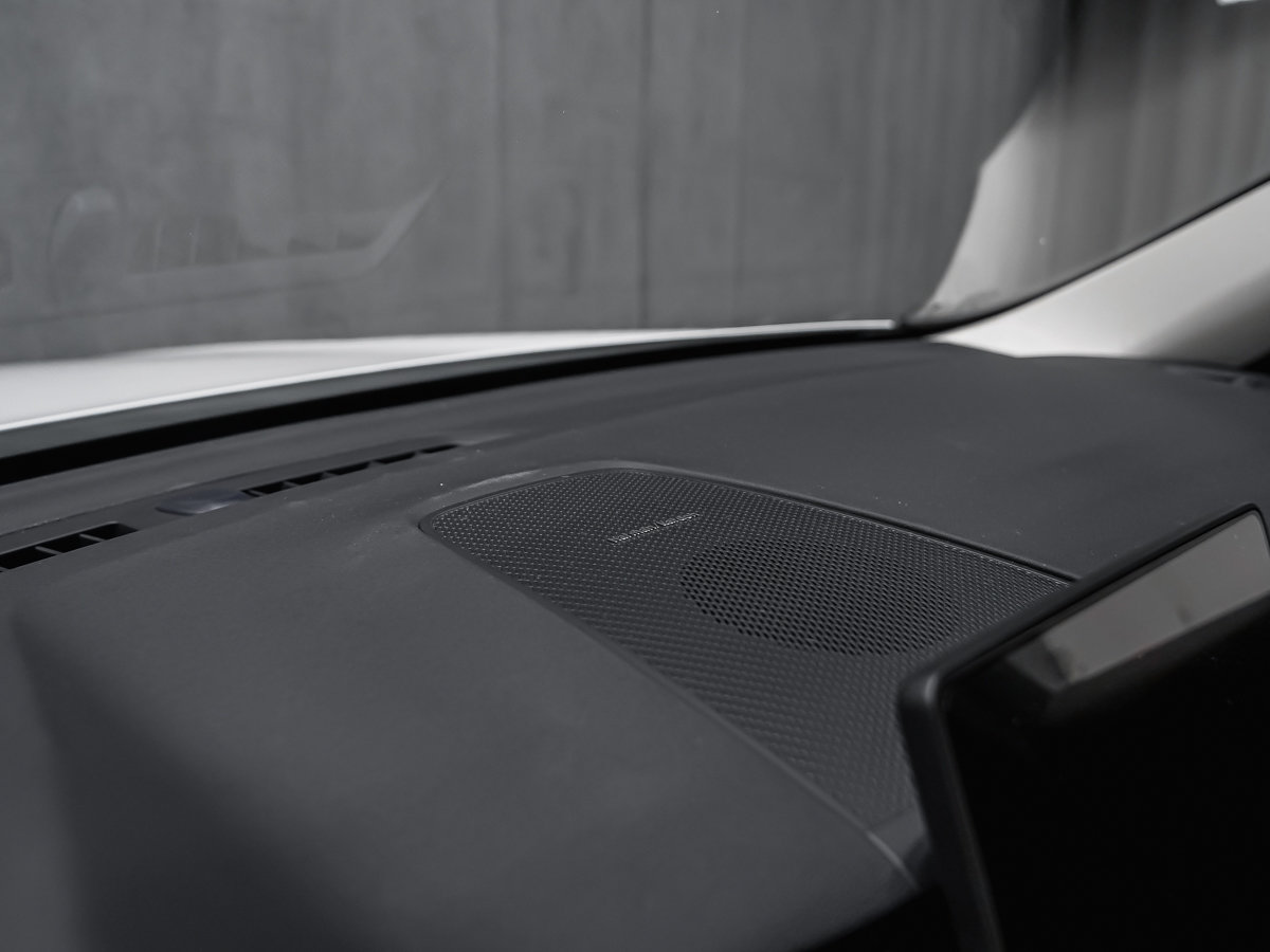 Volvo XC60 Plus (Dark Theme) 2027-10