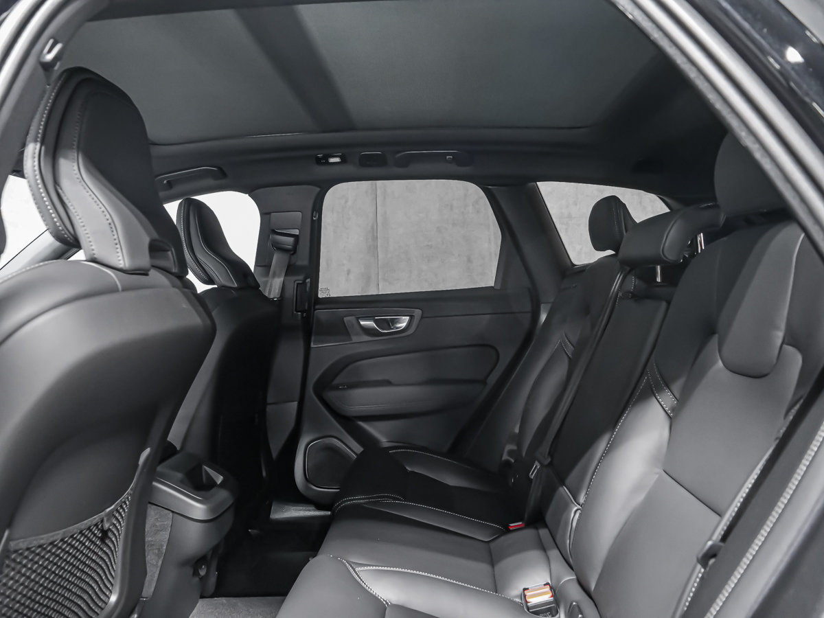 2027 Volvo XC60 Plus Black Edition-11