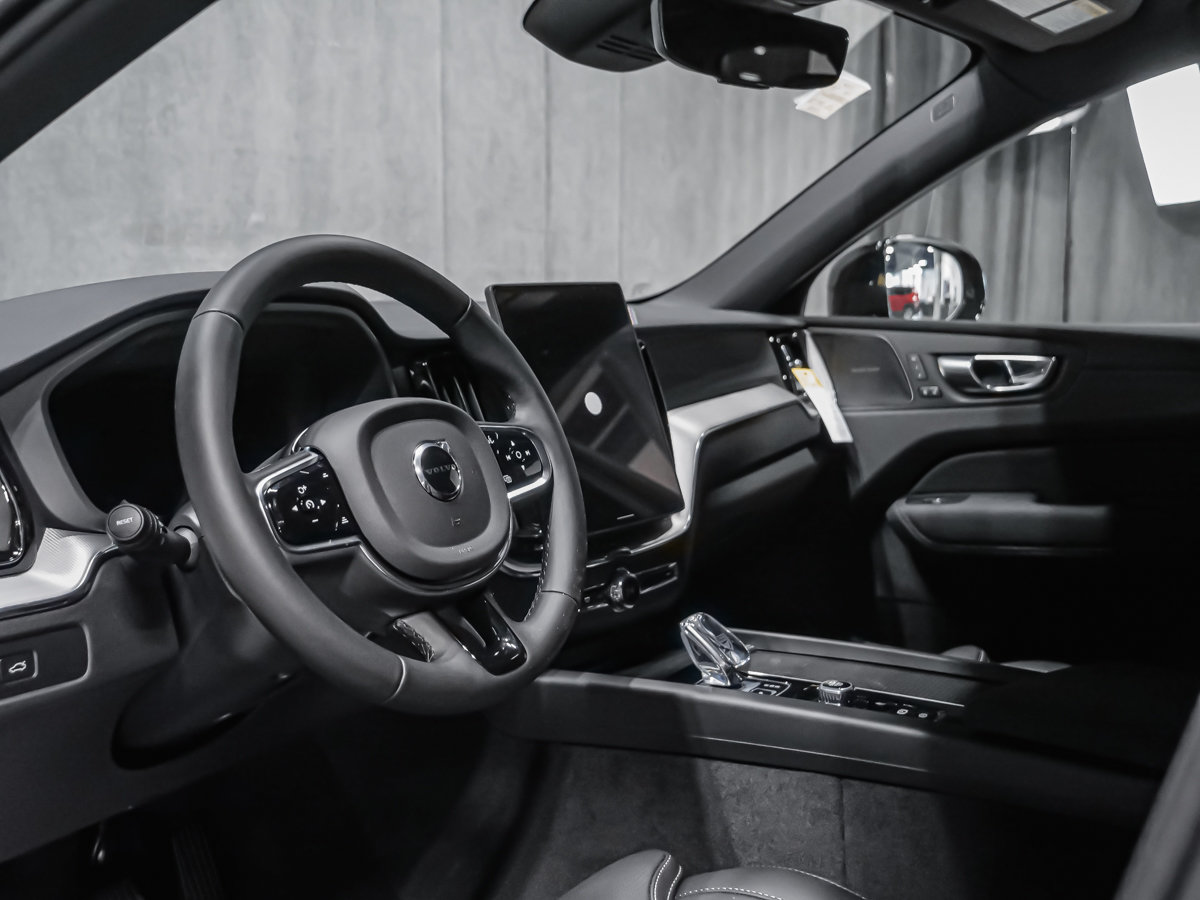 2027 Volvo XC60 Plus Black Edition-5