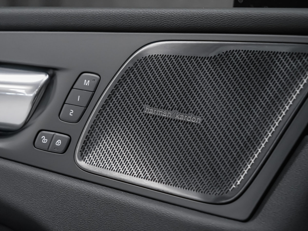 2027 Volvo XC60 Plus Black Edition-9