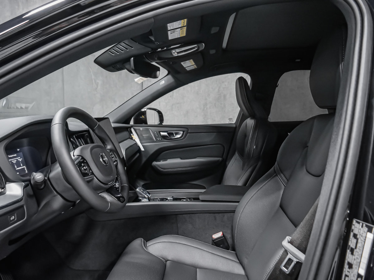 2027 Volvo XC60 Plus Black Edition-10