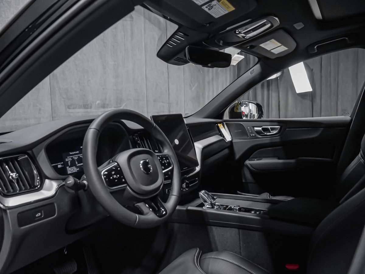 2027 Volvo XC60 Plus Black Edition-4