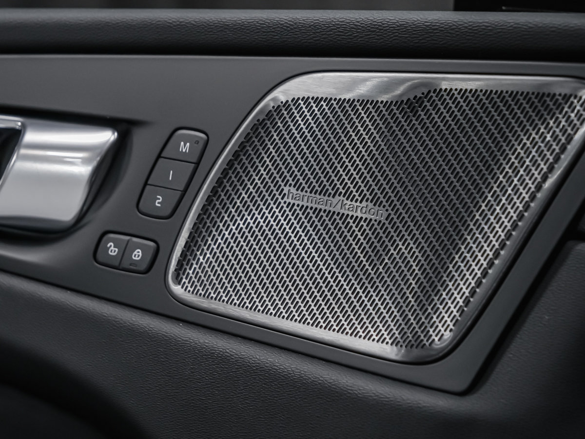2027 Volvo XC60 Plus Black Edition-7