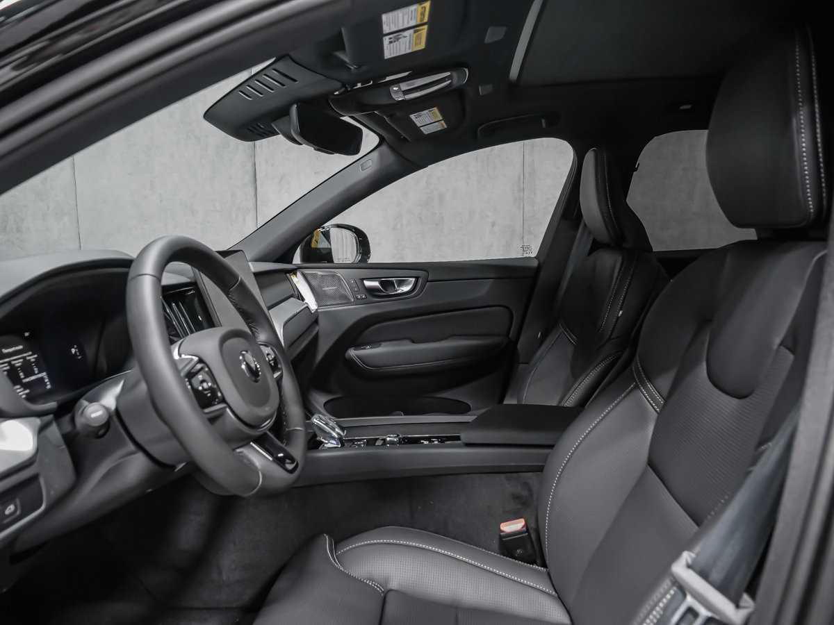 2027 Volvo XC60 Plus Black Edition-8