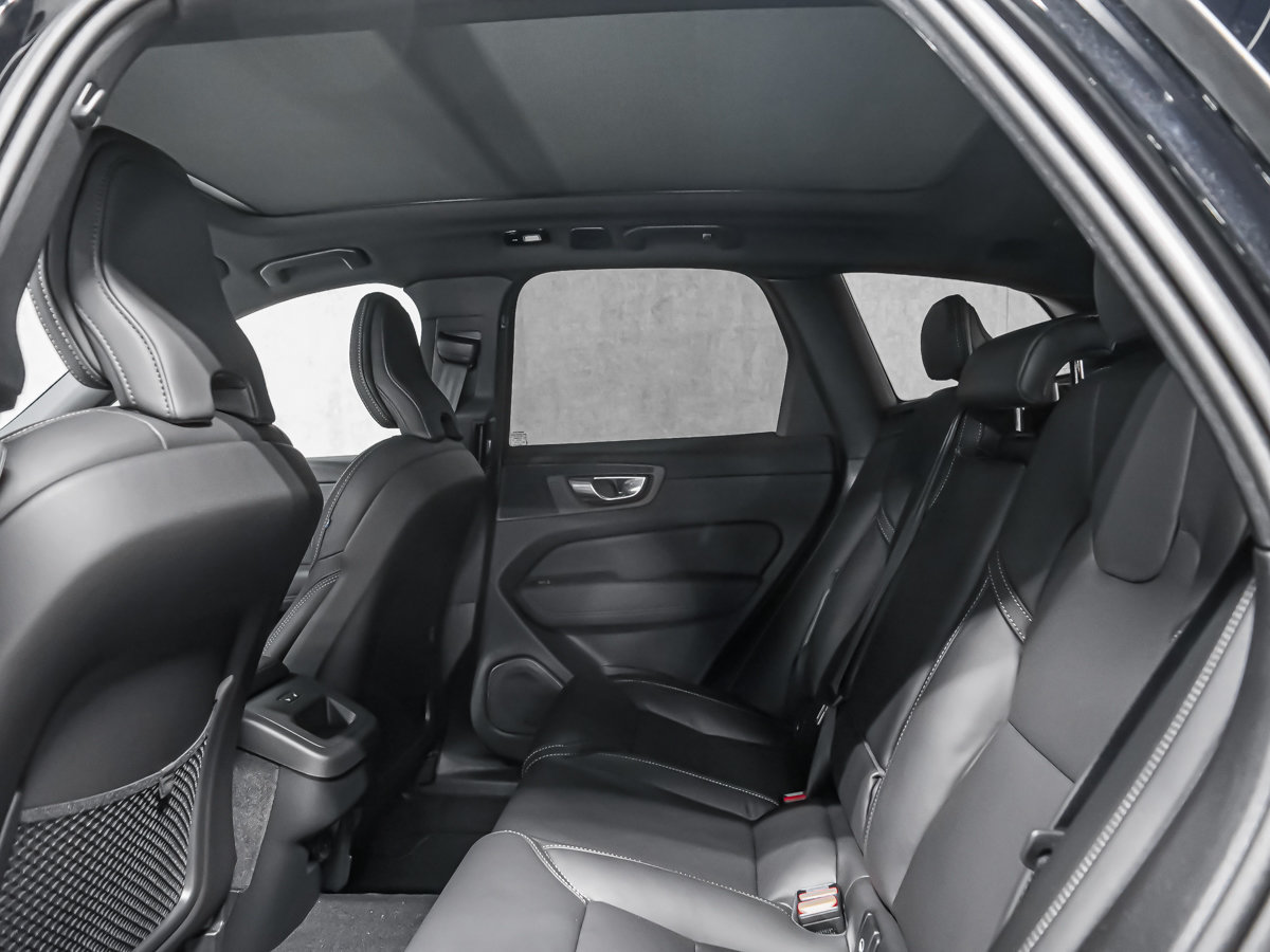 2027 Volvo XC60 Plus Black Edition-9