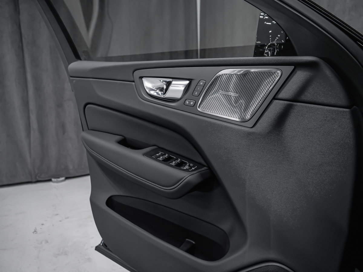 2027 Volvo XC60 Plus Black Edition-6