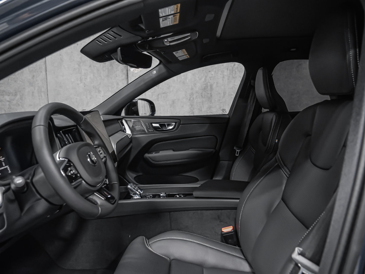 2027 Volvo XC60 Plus Black Edition-10