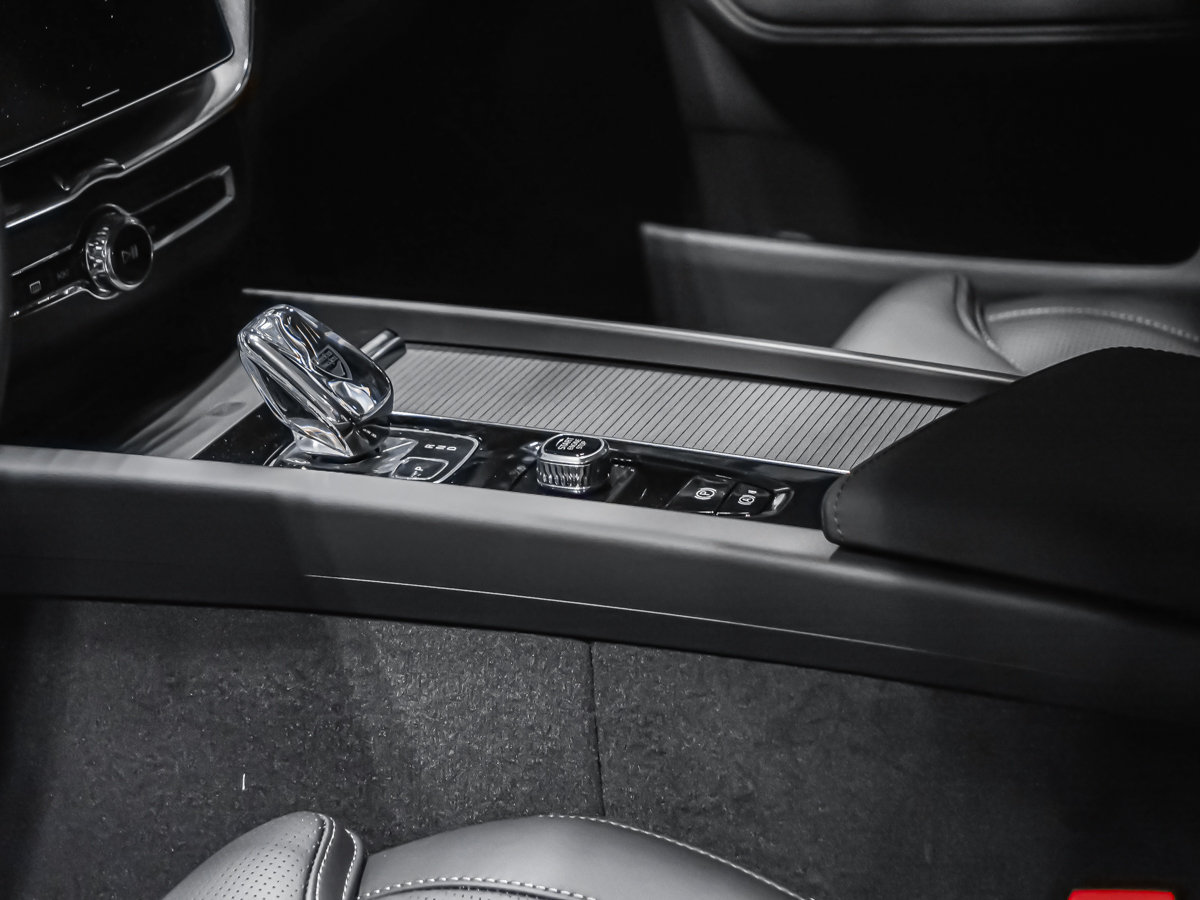 2027 Volvo XC60 Plus Black Edition-6
