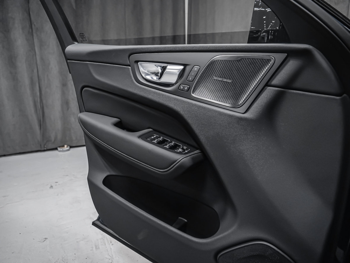 2027 Volvo XC60 Plus Black Edition-7