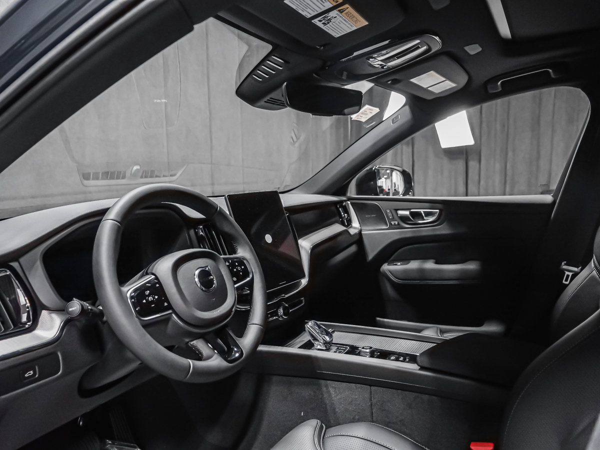 2027 Volvo XC60 Plus Black Edition-5