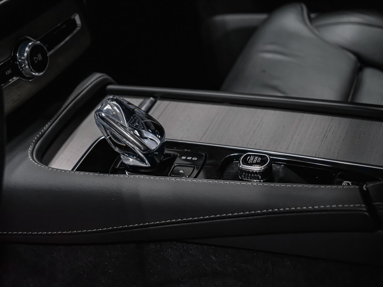 2025 Volvo XC90 Plug-In Hybrid T8 ULTRA BRIGHT-4