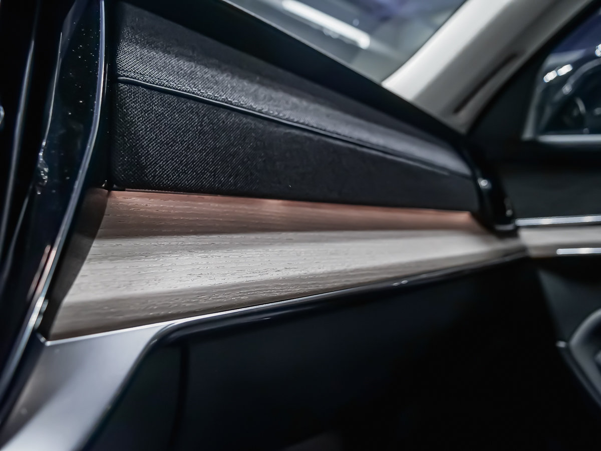 2026 Volvo XC90 Plug-in hybrid Plus 7-Seater (Dark Theme)-16