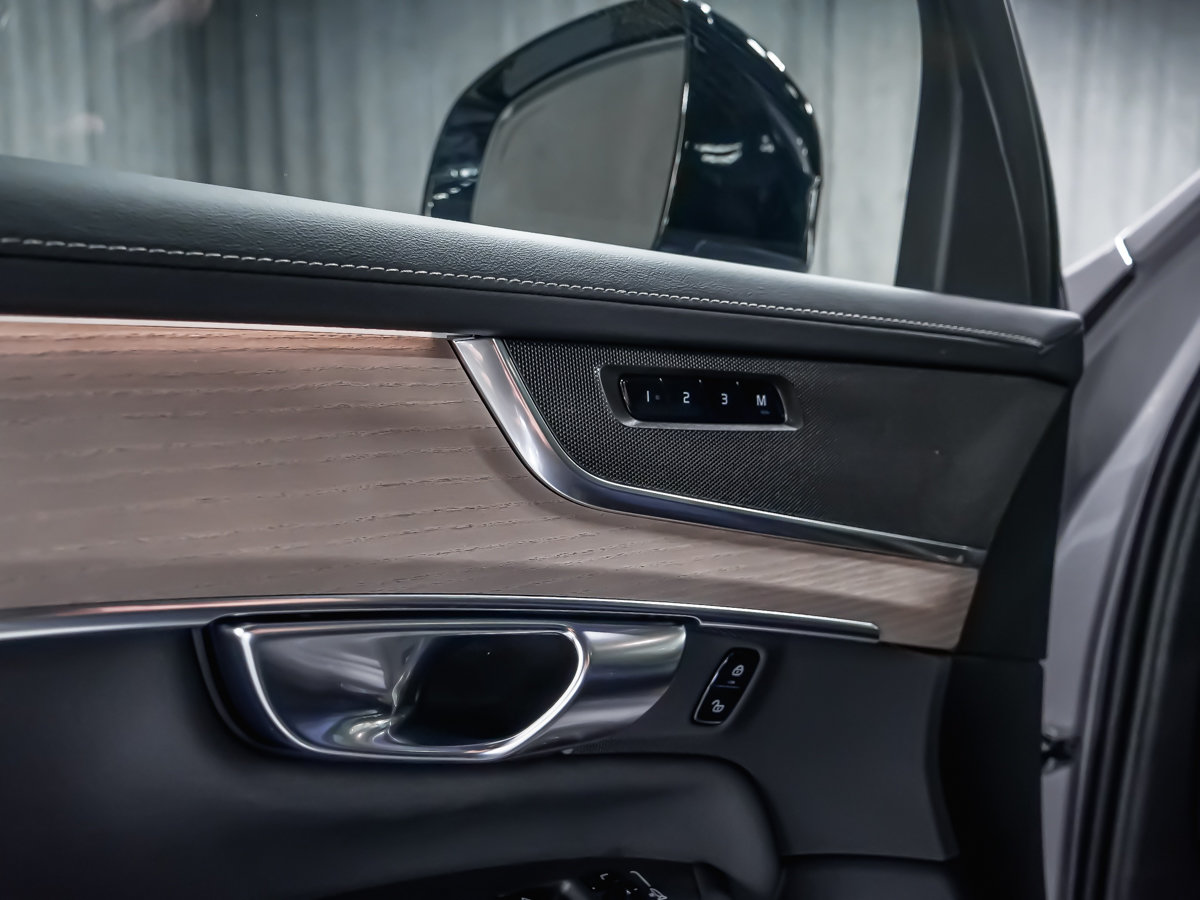 2026 Volvo XC90 Plug-in hybrid Plus 7-Seater (Dark Theme)-17